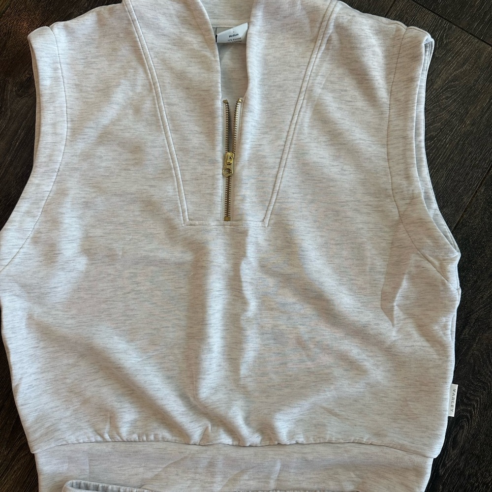 Varley Gray Sleeveless Set - Picture 3 of 12